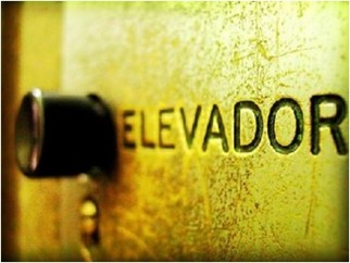 Por-que-nos-comportamos-de-maneira-tao-estranha-nos-elevadores-televendas-cobranca
