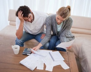 Inadimplencia-de-cheques-cresce-7-94-em-abril-televendas-cobranca