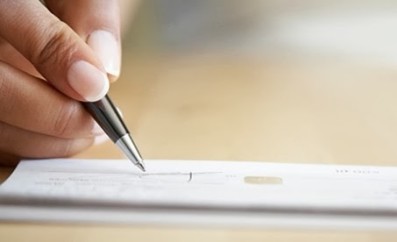 Desconto-previo-de-cheque-pre-datado-gera-dano-moral-televendas-cobranca