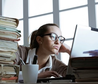 5-motivos-pelos-quais-voce-se-sente-preso-em-seu-trabalho-e-como-supera-los-televendas-cobranca