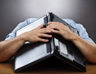 A-traumatizante-rotina-de-um-moderador-de-conteudo-nas-redes-sociais-televendas-cobranca-2