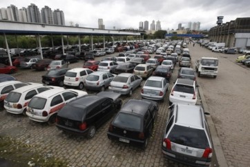 Numero-de-carros-devolvidos-aos-bancos-pelos-brasileiros-aumenta-televendas-cobranca