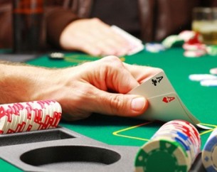 Sem-clientes-lojistas-jogam-poquer-durante-expediente-televendas-cobranca