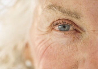 Operador-de-caixa-surpreende-cliente-com-atendimento-a-idosa-televendas-cobranca