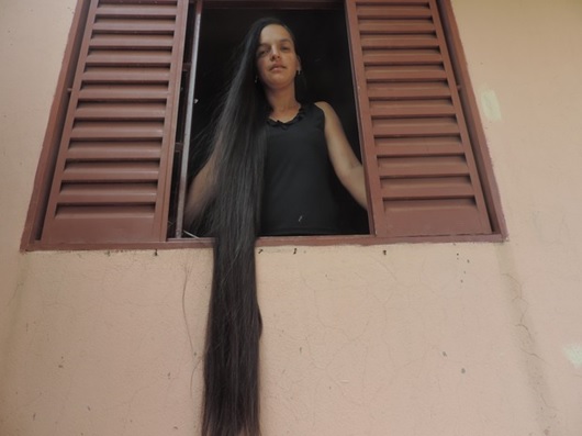Por-dividas-mulher-leiloa-cabelo-que-nao-corta-ha-15-anos-unica-saida-televendas-cobranca