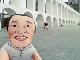 Publicitario-cria-boneco-curriculo-para-conseguir-emprego-televendas-cobranca