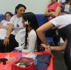 Colaboradoras-da-vikstar-doam-cabelos-para-pacientes-com-cancer-televendas-cobranca