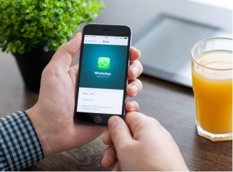 tendente-exclusiva-de-whatsapp-trabalha-8-horas-e-ganha-ate-2-mil-televendas-cobranca