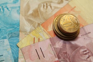 Divida-alta-mantem-consumo-retraido-televendas-cobranca