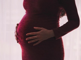 Por-que-a-maternidade-ainda-e-um-peso-na-carreira-das-mulheres-televendas-cobranca