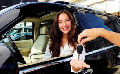 Confiante-comprador-de-carro-busca-credito-televendas-cobranca