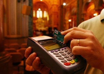 Pequenas-igrejas-grandes-negocios-pastor-lanca-cartao-de-credito-da-fe-em-culto-televendas-cobranca