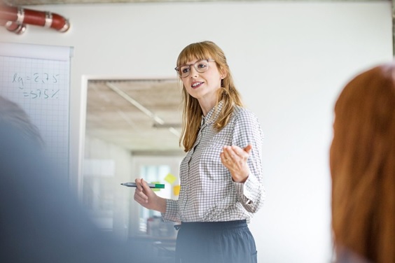 Professor-de-portugues-ensina-a-dar-discursos-com-confianca-televendas-cobranca