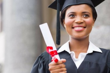 Quase-metade-dos-jovens-com-diploma-esta-fora-da-area-de-formacao-televendas-cobranca