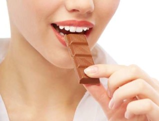 Ela-tem-o-emprego-dos-sonhos-e-paga-para-comer-chocolate-televendas-cobranca-1
