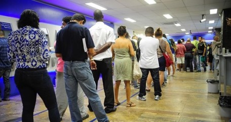 Quase-60-dos-brasileiros-​vao-ao-banco-para-pagar-contas-diz-pesquisa-televendas-cobranca-1