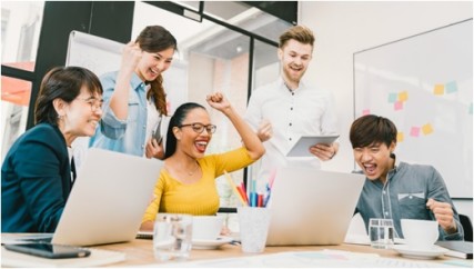 Colaboradores-jovens-atento-televendas-cobranca-1