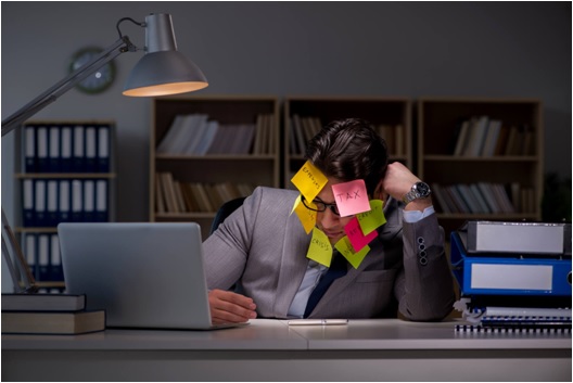 Workaholics-busca-por-recompensa-e-compulsao-estao-por-tras-do-comportamento-televenda-cobranca-3