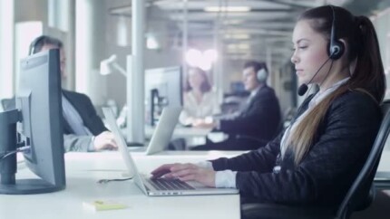 Pessoas-surdas-devem-ter-acesso-a-call-centers-por-chamadas-de-video-televendas-cobranca-1