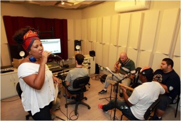 Fnac-transforma-musicas-de-espera-do-seu-call-center-em-momentos-de-leitura-televendas-cobranca-1