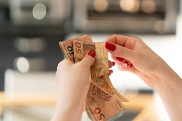 Mesmo em queda, pagamento no dinheiro não morrerá nos próximos anos-televendas-cobranca-1