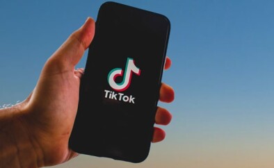 Mesmo-sem-dancinha-bancos-mergulham-no-tik-tok-televendas-cobranca-1