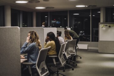 Funcionaria-de-telemarketing-ligou-para-si-mesma-100-vezes-para-descansar-mais-e-acabou-parando-na-justica-televendas-cobranca-1