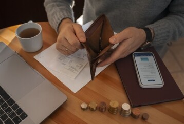 Leve-agora-pague-depois-jovens-americanos-descobrem-compras-parceladas-e-contraem-dividas-invisiveis-televendas-cobranca-1