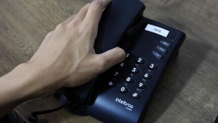 Atendentes-robos-respostas-automaticas-clientes-enfrentam-desafios-acesso-sac-televendas-conbranca-1