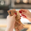 90-dos-brasileiros-usam-antecipação-salarial-para-despesas-básicas-televendas-cobranca-1