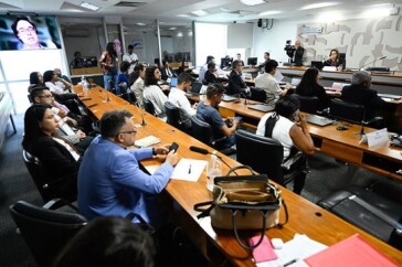 Debatedores-defendem-regulamentacao-e-falam-da-precarizacao-do-trabalho-em-telemarketing-televendas-cobranca-1