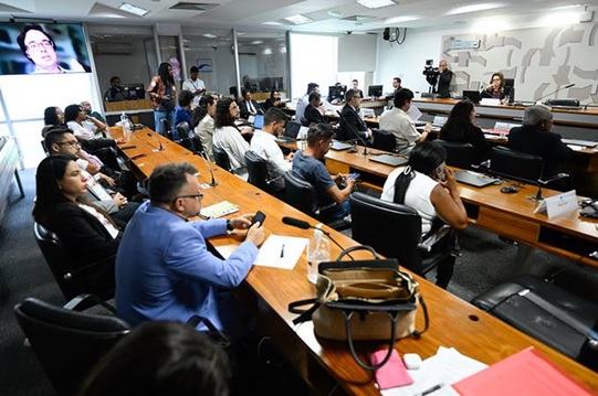 Debatedores-defendem-regulamentacao-e-falam-da-precarizacao-do-trabalho-em-telemarketing-televendas-cobranca-1