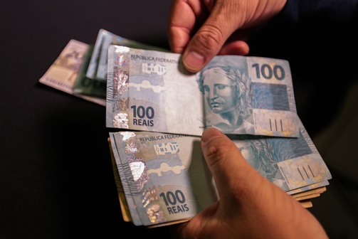 Aperto-no-orçamento-leva-brasileiros-a-buscar-renda-extra-e-maioria-diz-não-conseguir pagar contas, aponta Datafolha-televendas-cobranca-1