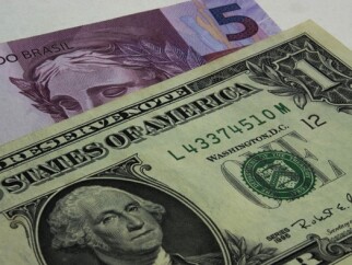 John-deere-amplia-credito-em-dolar-televendas-cobranca-1