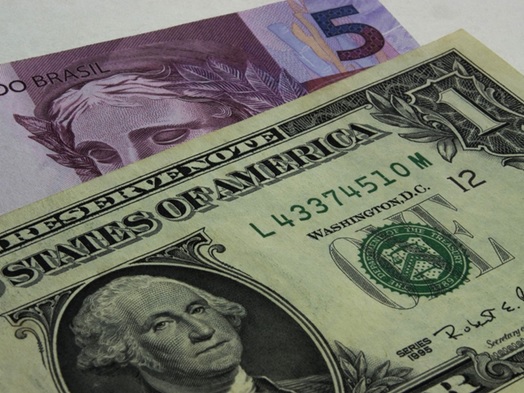 John-deere-amplia-credito-em-dolar-televendas-cobranca-1