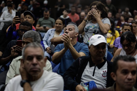 Ou-come-ou-paga-as-contas-envididados-sonham-com-sorteio-de-pix-no-1o-de-maio-televendas-cobranca-1
