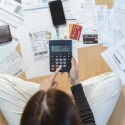 A-falsa-renda-extra-brasileiros-recorrem-bets-pagar-contas-endividamento-dispara-televendas-cobranca-1