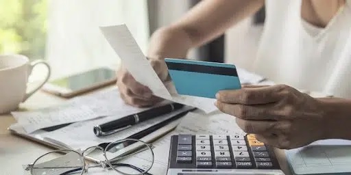 Classe-media-alta-e-o-colapso-silencioso-das-dividas-bancarias-televendas-cobranca-1