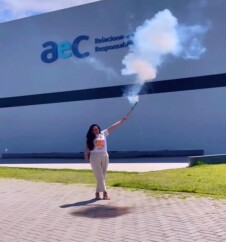 Funcionaria-comemora-demissao-com-fogos-em-frente-a-empresa-de-telemarketing-em-joao-pessoa-e-video-viraliza-televendas-cobranca-1