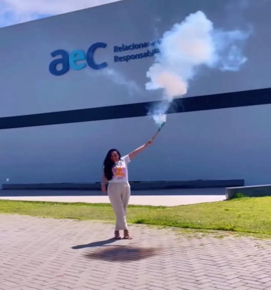 Funcionaria-comemora-demissao-com-fogos-em-frente-a-empresa-de-telemarketing-em-joao-pessoa-e-video-viraliza-televendas-cobranca-1