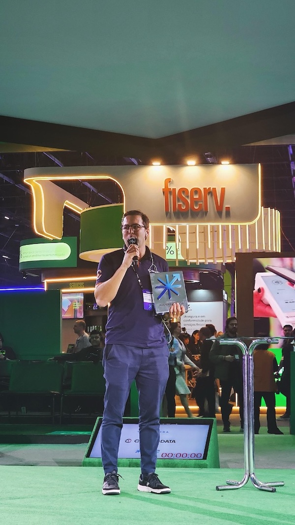 CEO Pedro de Paula recebendo o prêmio no palco da Arena Fintech, na Febraban Tech 2026.