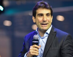 Nao-da-para-ficar-contente-com-uma-noticia-de-que-o-credito-cresceu-e-depois-reclamar-que-o-endividamento-cresceu-diz-galipolo-televendas-cobranca-1