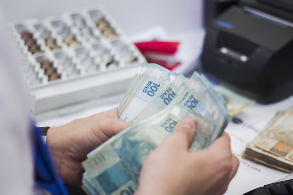 Equipe de cobrança analisando dados para recuperação de crédito de devedores