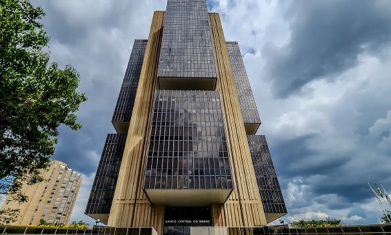 Banco-central-estuda-limitar-credito-de-acordo-com-a-renda-para-conter-endividamento-televendas-cobranca-1